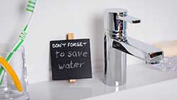 A escassez de água se aproxima mas  economizar água pode ser tão fácil quanto fechar a torneira enquanto você escova os dentes.